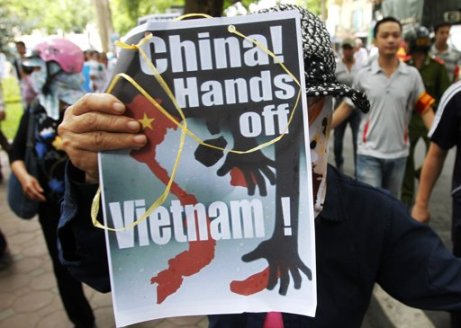 Anti-Chinese protest in Hanoi 08July2012 (Reuters) 01