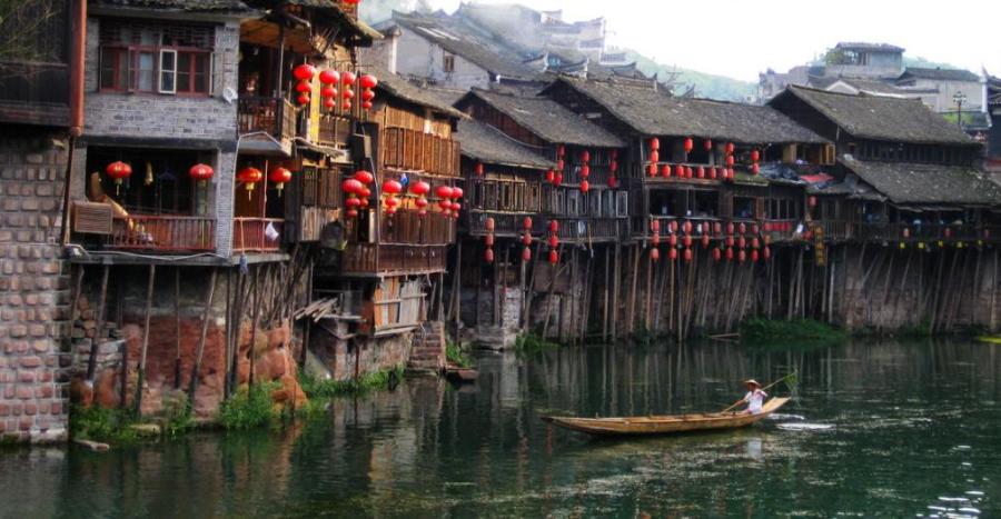 Większość Diaojiaolou to jednak domy w przeludnionych nadrzecznych miastach położonych w deltach chińskich rzek.