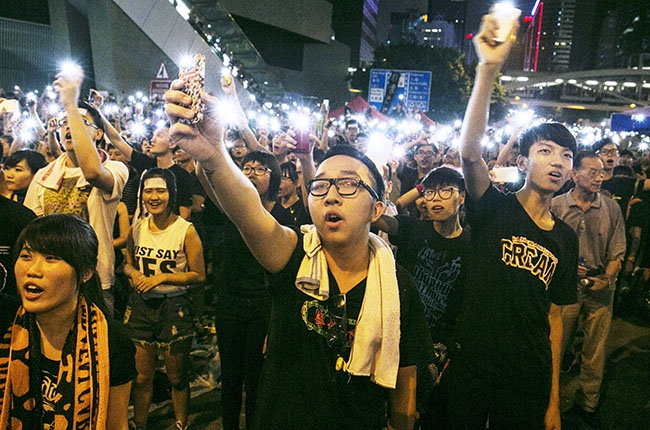 hong-kong-protest-phones-2014-billboard-650