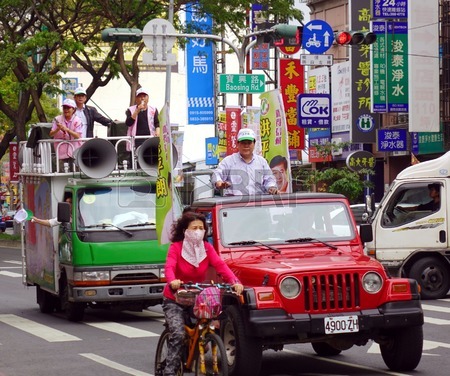 27177552-kaohsiung-taiwan--march-27-2014-city-council-candidate-hong-ping-lang-campaigns-in-the-run-up-for-th