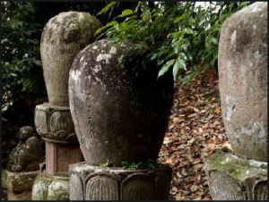 20090802-Ray Kinnane 37883719_Buddhistgravemarker