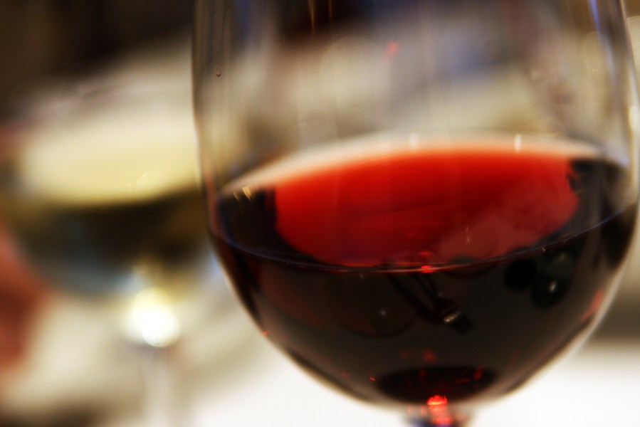 Red_wine_closeup_in_glass